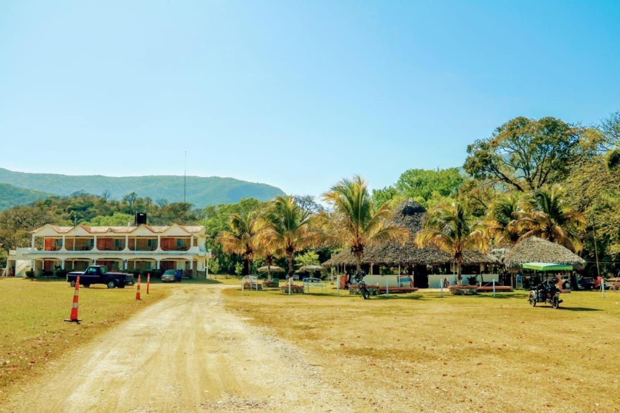 Hotel Y Restaurante El Texano Тамасопо Экстерьер фото